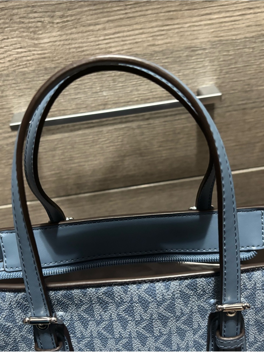 ✨ NWT Michael Kors Voyager Extra-Small Signature Logo Tote Bag - Denim Blue ✨ - Picture 4 of 6